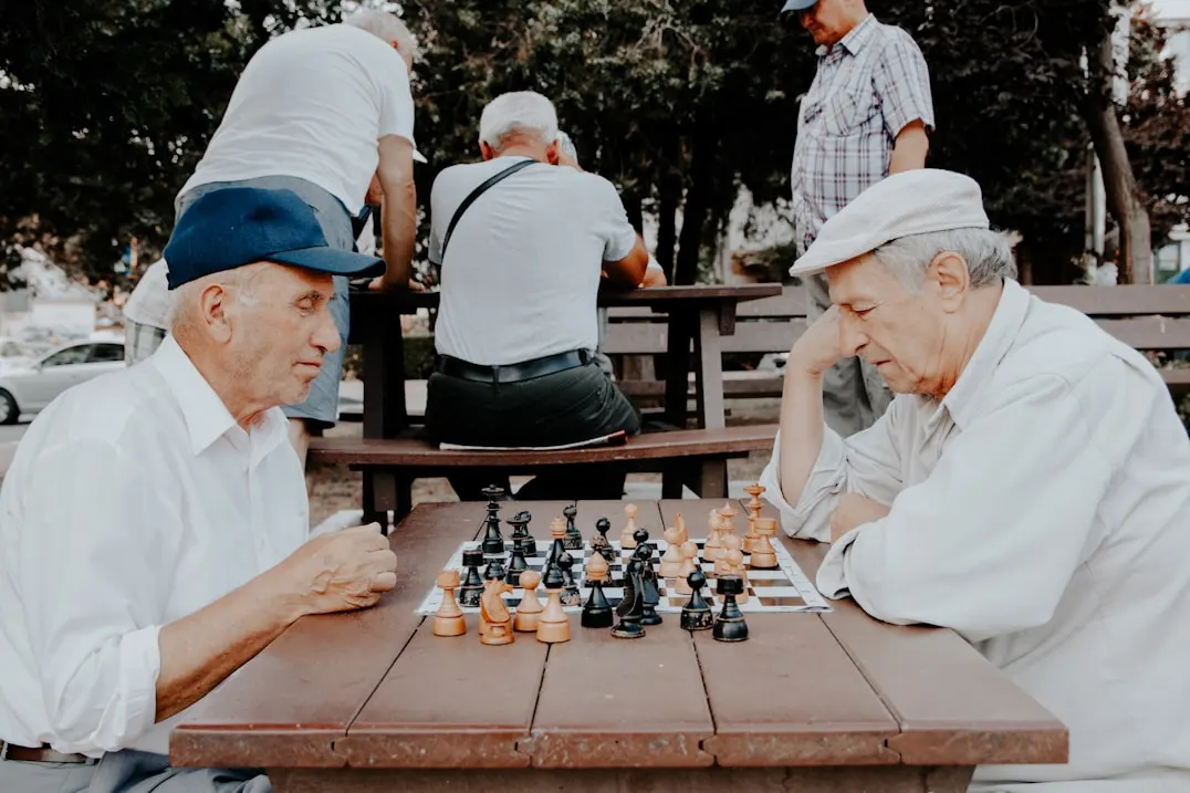 Adultos mayores jugando ajedrez